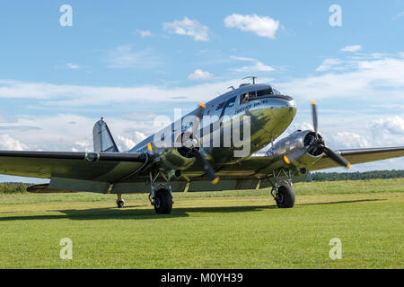 KETRZYN, Polen - 6. August 2017: Flugzeug Douglas DC-3C Daisy (SE-GFP) auf dem Flugplatz in Ketrzyn Wilamowo, während der Air Show Mazury in Pola Stockfoto