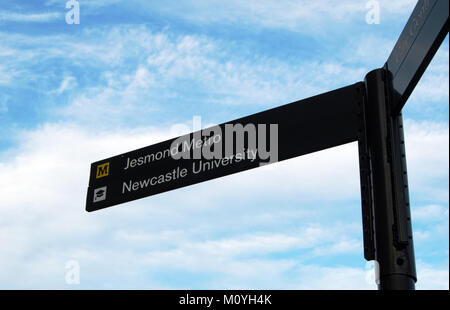 Wegweiser für Jesmond Metro/Newcastle University in Newcastle upon Tyne Stockfoto