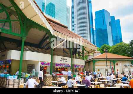 Singapur - Jan 16, 2017: Die Menschen in der beliebten Food Court in Singapur. Günstige Essensstände sind zahlreich in der Stadt, so dass die meisten Singapurer speisen Sie a Stockfoto