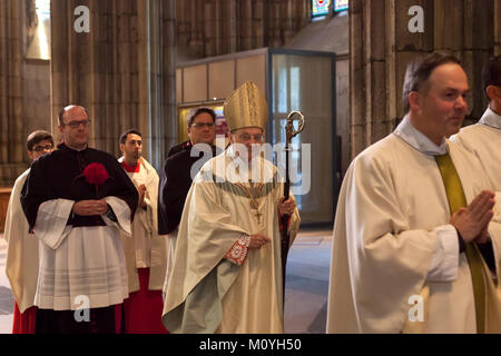 Deutschland, Köln, Joachim Kardinal Meisner Erzbischof von Köln auf dem Weg zu einem Gottesdienst in der Kathedrale. Deutschland, Köln, Joachim Kardinal Meisner. Stockfoto