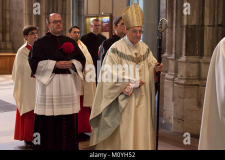 Deutschland, Köln, Joachim Kardinal Meisner Erzbischof von Köln auf dem Weg zu einem Gottesdienst in der Kathedrale. Deutschland, Köln, Joachim Kardinal Meisner. Stockfoto