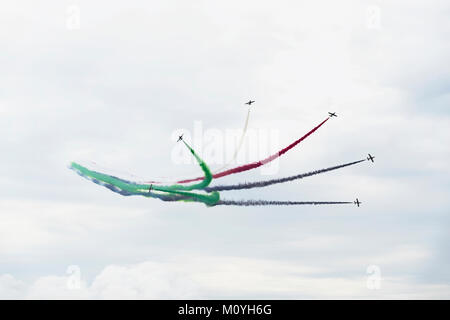 Flugzeuge, die in aerobatic Show, helle Cognac rauch Trails. Flugzeuge, Flying Display, Kunstflug, Teamarbeit Stockfoto