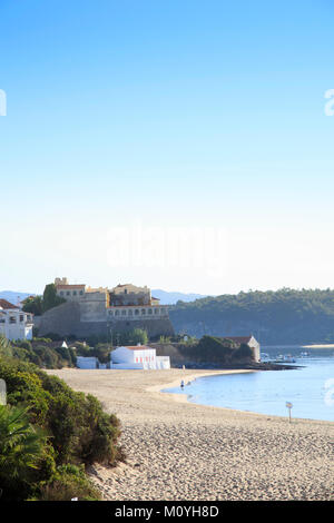 Vila Nova de Milfontes Stadt und Strand - im Naturpark Südwest-Alentejo und Costa Vicentina, auf der Alentejo Küste von Portugal Stockfoto