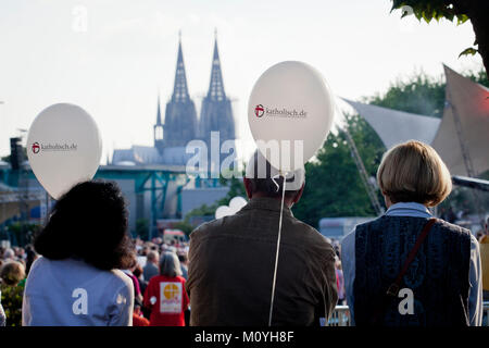 Deutschland, Köln, Öffnung der Anbetung des Eucharistischen Kongresses 2013 am Tanzbrunnen im Stadtteil Deutz. Deutschland, Koeln, Eroeffnungsgottesdie Stockfoto