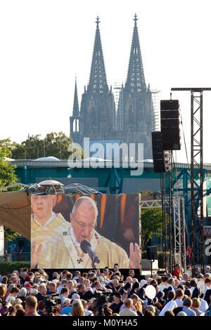 Deutschland, Köln, Öffnung der Anbetung des Eucharistischen Kongresses 2013 am Tanzbrunnen im Stadtteil Deutz. Deutschland, Koeln, Eroeffnungsgottesdie Stockfoto