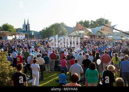 Deutschland, Köln, Öffnung der Anbetung des Eucharistischen Kongresses 2013 am Tanzbrunnen im Stadtteil Deutz. Deutschland, Koeln, Eroeffnungsgottesdie Stockfoto