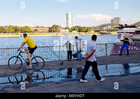 Deutschland, Köln, Fischer und Zuschauer am Rhein Deutschland, Koeln, Angler und Zuschauer am Rheinufer. Stockfoto