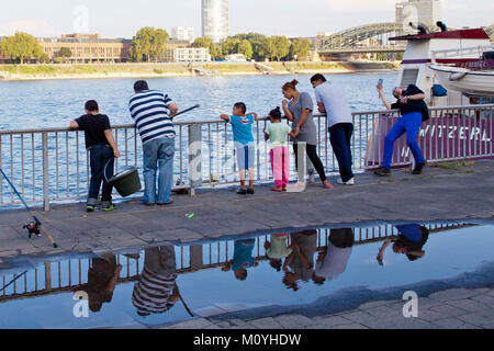 Deutschland, Köln, Fischer und Zuschauer am Rhein Deutschland, Koeln, Angler und Zuschauer am Rheinufer. Stockfoto