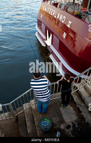 Deutschland, Köln, Angler am Rhein. Deutschland, Koeln, Angler am Rheinufer. Stockfoto