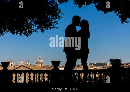 Silhouette paar Küssen in Rom, Italien Stockfoto