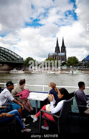 Deutschland, Köln, Aussicht vom Schiff aus der Kathedrale. Deutschland, Koeln, Blick von einem Schiff zum Dom. Stockfoto