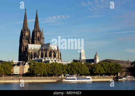 Deutschland, Köln, Blick über den Rhein auf die gotische Kathedrale und das Museum Ludwig, rechts die Hauptbahnhof. Deutschland, Koeln, Blick Stockfoto
