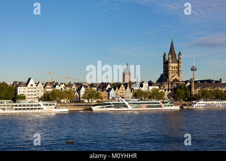 Deutschland, Köln, Blick über den Rhein auf den Turm der historischen Rathaus und die romanische Kirche Groß St. Martin. Deutschland, Köln Stockfoto