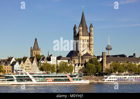 Deutschland, Köln, Blick über den Rhein auf den Turm der historischen Rathaus und die romanische Kirche Groß St. Martin. Deutschland, Köln Stockfoto