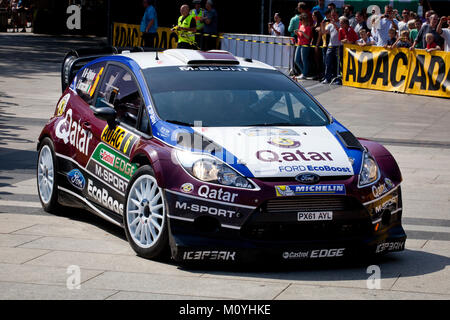 Deutschland, Köln, Beginn der ADAC Rallye Deutschland, Präsentation der Fahrer und das Team der Kathedrale, Auto der Quatar World Rally Team. Zusammengefasst Stockfoto