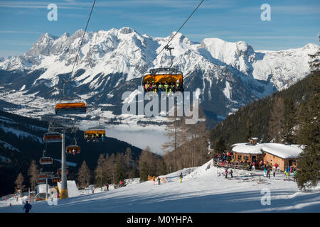 Skilift im Skigebiet Hauser Kaibling Berg, Dachstein und Ennstal im Nebel, der Region Schladming Dachstein Stockfoto