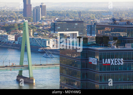 Deutschland, Köln, Blick von der Triangle Turm im Stadtteil Deutz, den Rhein, die Lanxess-Tower, die Severinsbrücke, im Hintergrund der Stockfoto