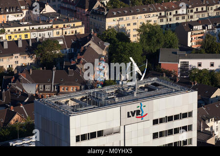 Deutschland, Köln, Blick von der Triangle Turm an der LVR-Haus mit einer vertikalen Windenergieanlage auf dem Dach. Deutschland, Koeln, Blick vom Dreieck Stockfoto