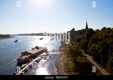 Deutschland, Köln, Aussicht auf den Bezirk Rodenkirchen mit der Kirche St. Maternus, Bootshaus Alte Liebe (Alte Liebe) am Rhein. Deutschland, Ko Stockfoto