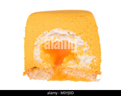 Orange saftigen Kuchen Abschnitt Nahaufnahme mit Marmelade in der Mitte. Auf weiß Freisteller getrennt ausgewiesen Stockfoto