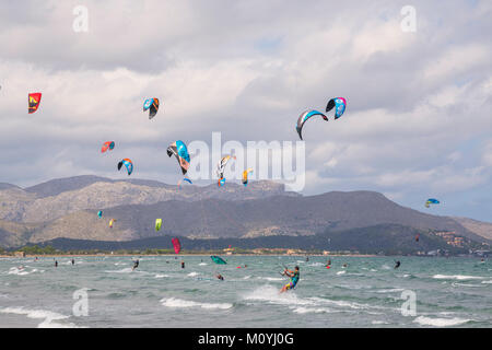 Kitesurfen auf Wellen im Meer, Strand von Alcudia, Mallorca, Balearen, Spanien Stockfoto