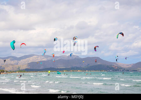 Kitesurfen auf Wellen im Meer, Strand von Alcudia, Mallorca, Balearen, Spanien Stockfoto