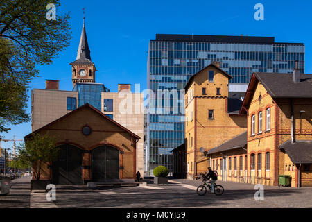 Deutschland, Köln, Rheinauer Hafen, auf der linken Seite der Turm der alten Hafen Meister Büro mit dem modernen Nebengebäude, auf der rechten Seite das ehemalige Krafth Stockfoto