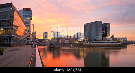 Medien Hafen bei Sonnenuntergang, Düsseldorf, Nordrhein-Westfalen, Deutschland Stockfoto