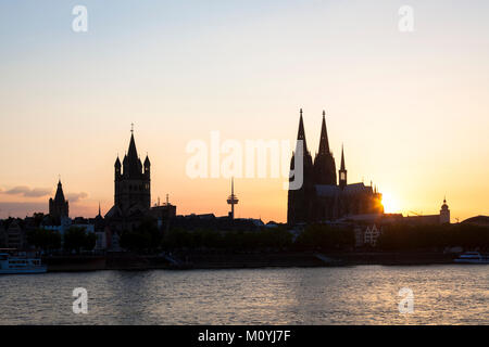 Deutschland, Köln, die Silhouette der historischen Altstadt mit dem Rathaus, die Kirche Groß St. Martin und die Kathedrale. Deutschland, Koeln, Altstadtrh Stockfoto