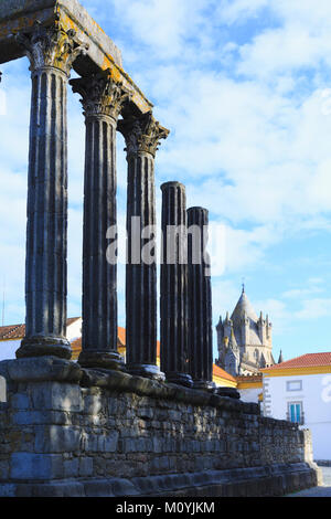 Ruinierten römischen Tempel auf dem Hauptplatz der Stadt Evora in der Region Alentejo in Portugal Stockfoto