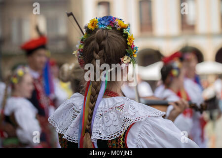 Ansicht der Rückseite eine polnische Frau der traditionellen Folk Dance Group mit traditionellen Kostüm Stockfoto