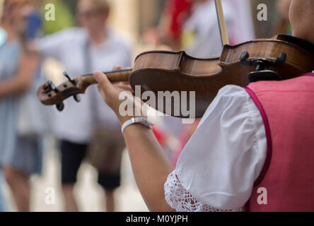 Ansicht der Rückseite eine polnische Frau Spielen der Violine mit traditionellen Kostüm Stockfoto