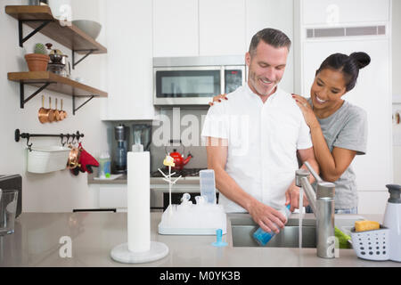 Frau beobachten Menschen waschen baby Flasche Stockfoto