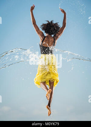 Wasser spritzen auf schwarze Frau Ballett tanzen Stockfoto