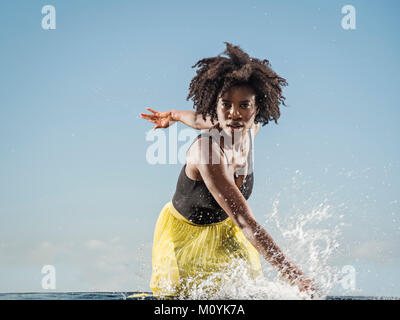 Schwarze Frau Plantschen im Wasser Stockfoto