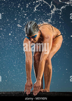 Spritzwasser kaukasische Frau vorbereiten zu tauchen Sie ein in den Pool Stockfoto