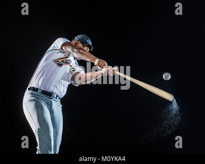 Spritzwasser aus Schwingen bat der schwarzen Baseballspieler Stockfoto