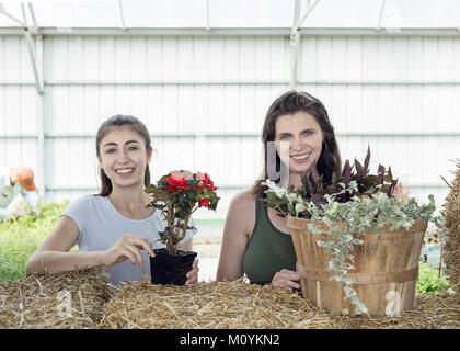 Portrait von weißen Mutter und Tochter mit Blumen Stockfoto