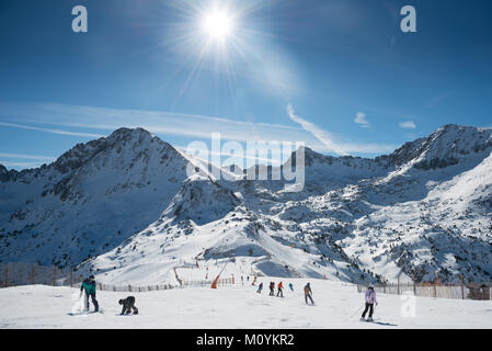 Skifahrer und Snowboarder beginnen ihre Abstammung an der Spitze einer Piste in Grau Roig, Grandvalaria Skigebiet, Andorra, Europa Stockfoto