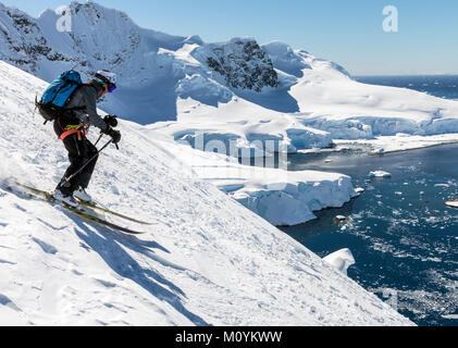 Alpine ski Bergsteiger ski Downhill in der Antarktis; Nansen Island Stockfoto