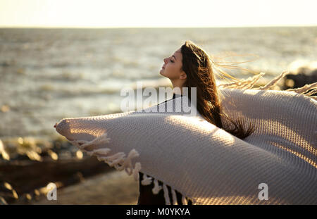 Wind Schal der kaukasischen Frau am Strand Stockfoto