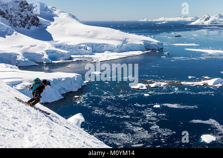 Alpine ski Bergsteiger ski Downhill in der Antarktis; Nansen Island Stockfoto