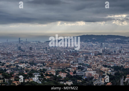 Barcelona Luftaufnahme von Berg Tibidabo Stockfoto