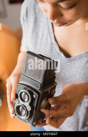 Afrikanische amerikanische Frau, die altmodische Kamera Stockfoto