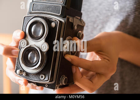 Die Hände der afrikanischen amerikanischen Frau, die altmodische Kamera Stockfoto