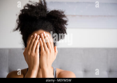 Afrikanische amerikanische Frau, Gesicht mit den Händen Stockfoto