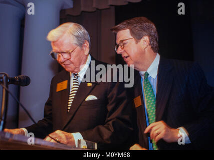 Paul S. Amos (links) und AFLAC CEO Dan Amos an einer Generalversammlung. Paul Amos starb im Jahr 2014. Stockfoto