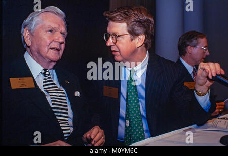 Paul S. Amos (links) und AFLAC CEO Dan Amos an einer Generalversammlung. Paul Amos starb im Jahr 2014. Stockfoto