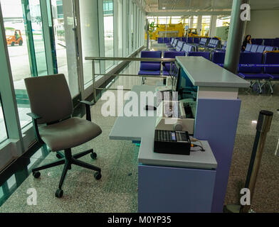 Saigon, Vietnam - Mar 28, 2017. Arbeitstisch am Gate des Flughafen Tan Son Nhat in Saigon, Vietnam. Tan Son Nhat ist die verkehrsreichste International a Stockfoto