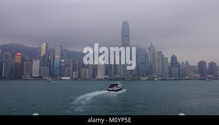 Hongkong - Mar 29, 2017. Eine Fähre auf Victoria Harbour an nebligen Tag in Hongkong. Stockfoto